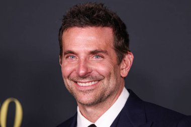Louis Vuitton kostümü giyen Amerikalı aktör ve film yapımcısı Bradley Cooper, 12 Aralık 2023 'te Los Angeles, Kaliforniya, Los Angeles' ta bulunan Akademi Sinema Müzesi 'nde düzenlenen Netflix' in 'Maestro' sunun özel gösterimine geldi..