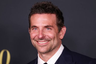 Louis Vuitton kostümü giyen Amerikalı aktör ve film yapımcısı Bradley Cooper, 12 Aralık 2023 'te Los Angeles, Kaliforniya, Los Angeles' ta bulunan Akademi Sinema Müzesi 'nde düzenlenen Netflix' in 'Maestro' sunun özel gösterimine geldi..