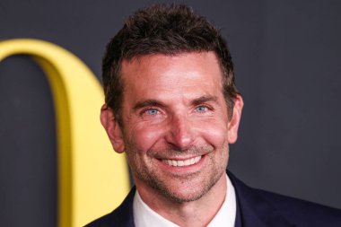 Louis Vuitton kostümü giyen Amerikalı aktör ve film yapımcısı Bradley Cooper, 12 Aralık 2023 'te Los Angeles, Kaliforniya, Los Angeles' ta bulunan Akademi Sinema Müzesi 'nde düzenlenen Netflix' in 'Maestro' sunun özel gösterimine geldi..