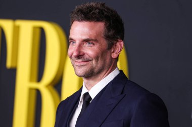 Louis Vuitton kostümü giyen Amerikalı aktör ve film yapımcısı Bradley Cooper, 12 Aralık 2023 'te Los Angeles, Kaliforniya, Los Angeles' ta bulunan Akademi Sinema Müzesi 'nde düzenlenen Netflix' in 'Maestro' sunun özel gösterimine geldi..