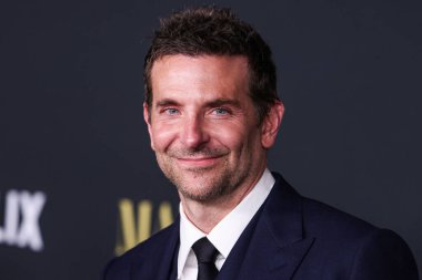 Louis Vuitton kostümü giyen Amerikalı aktör ve film yapımcısı Bradley Cooper, 12 Aralık 2023 'te Los Angeles, Kaliforniya, Los Angeles' ta bulunan Akademi Sinema Müzesi 'nde düzenlenen Netflix' in 'Maestro' sunun özel gösterimine geldi..