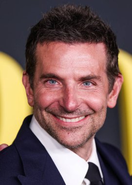 Louis Vuitton kostümü giyen Amerikalı aktör ve film yapımcısı Bradley Cooper, 12 Aralık 2023 'te Los Angeles, Kaliforniya, Los Angeles' ta bulunan Akademi Sinema Müzesi 'nde düzenlenen Netflix' in 'Maestro' sunun özel gösterimine geldi..