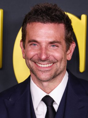 Louis Vuitton kostümü giyen Amerikalı aktör ve film yapımcısı Bradley Cooper, 12 Aralık 2023 'te Los Angeles, Kaliforniya, Los Angeles' ta bulunan Akademi Sinema Müzesi 'nde düzenlenen Netflix' in 'Maestro' sunun özel gösterimine geldi..