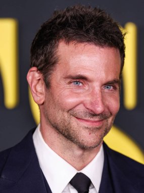 Louis Vuitton kostümü giyen Amerikalı aktör ve film yapımcısı Bradley Cooper, 12 Aralık 2023 'te Los Angeles, Kaliforniya, Los Angeles' ta bulunan Akademi Sinema Müzesi 'nde düzenlenen Netflix' in 'Maestro' sunun özel gösterimine geldi..