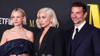 Carey Mulligan, Amerikalı aktör ve film yapımcısı Bradley Cooper ve Alexander McQueen kıyafeti giyen Lady Gaga 12 Aralık 2023 'te Los Angeles, Kaliforniya, ABD' deki Akademi Sinema Müzesi 'ne geldiler..