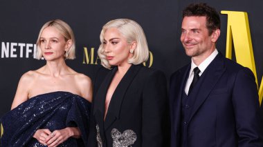 Carey Mulligan, Amerikalı aktör ve film yapımcısı Bradley Cooper ve Alexander McQueen kıyafeti giyen Lady Gaga 12 Aralık 2023 'te Los Angeles, Kaliforniya, ABD' deki Akademi Sinema Müzesi 'ne geldiler..