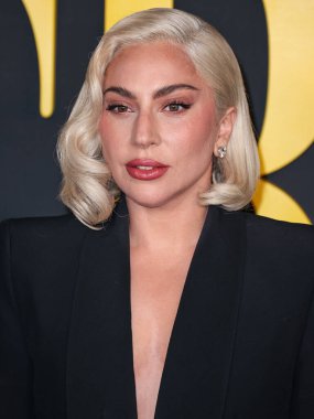 Lady Gaga (Stefani Joanne Angelina Germanotta), Alexander McQueen takımı giymiş olarak 12 Aralık 2023 tarihinde Los Angeles 'taki Akademi Sinema Müzesi' nde düzenlenen Netflix 'in' Maestro 'sunun Los Angeles Özel Gösterimi' ne geldi.