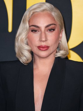 Lady Gaga (Stefani Joanne Angelina Germanotta), Alexander McQueen takımı giymiş olarak 12 Aralık 2023 tarihinde Los Angeles 'taki Akademi Sinema Müzesi' nde düzenlenen Netflix 'in' Maestro 'sunun Los Angeles Özel Gösterimi' ne geldi.