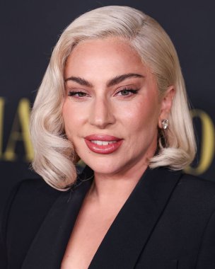 Lady Gaga (Stefani Joanne Angelina Germanotta), Alexander McQueen takımı giymiş olarak 12 Aralık 2023 tarihinde Los Angeles 'taki Akademi Sinema Müzesi' nde düzenlenen Netflix 'in' Maestro 'sunun Los Angeles Özel Gösterimi' ne geldi.