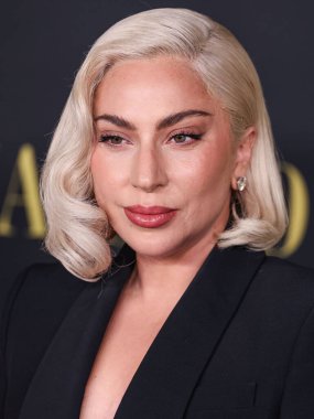 Lady Gaga (Stefani Joanne Angelina Germanotta), Alexander McQueen takımı giymiş olarak 12 Aralık 2023 tarihinde Los Angeles 'taki Akademi Sinema Müzesi' nde düzenlenen Netflix 'in' Maestro 'sunun Los Angeles Özel Gösterimi' ne geldi.