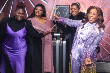 Danielle Brooks, Taraji P. Henson, Fantasia Barrino ve Oprah Winfrey, Oprah Winfrey ve Warner Bros. 'un Oyuncuları' The Color Purple 'Light the Empire State Building PURPLE 12 Aralık 2023' te gösterime girecek. 