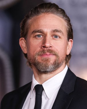 İngiliz aktör ve senarist Charlie Hunnam, Netflix 'in 