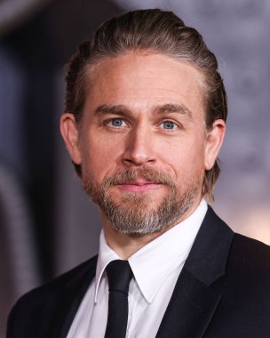 İngiliz aktör ve senarist Charlie Hunnam, Netflix 'in 