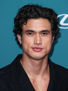 Amerikalı aktör Charles Melton, 16 Aralık 2023 'te Beverly Hilton Oteli' nde düzenlenen 21. Unutulmaz Asya Amerikan Ödülleri 'ne geliyor..