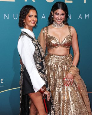 Poorna Jagannathan ve Richa Moorjani, 16 Aralık 2023 'te Beverly Hilton Oteli' nde düzenlenen 21. Unutulmaz Asya Amerikan Ödülleri 'ne geldiler..