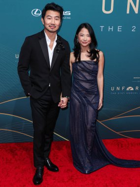 Kanadalı aktör Simu Liu ve kız arkadaşı Allison Hsu, 16 Aralık 2023 'te Beverly Hilton Hotel' de düzenlenen 21. Unutulmaz Asya Amerikan Ödülleri 'ne geldiler.. 