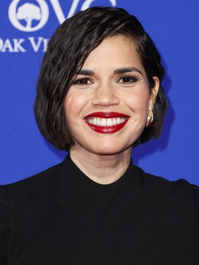 Lela Rose elbisesi giyen America Ferrera, 4 Ocak 2024 'te Palm Springs Kongre Merkezi' nde düzenlenen 35. Palm Springs Uluslararası Film Festivali Film Ödülleri 'ne geldi..