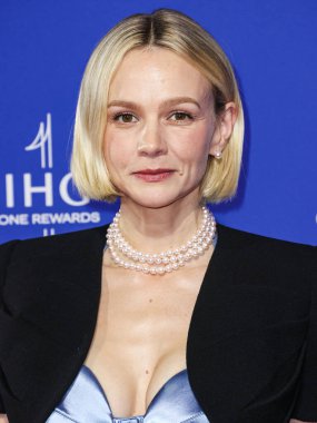 Balmain giyen Carey Mulligan, 4 Ocak 2024 'te Palm Springs Kongre Merkezi, Riverside County, Kaliforniya, ABD' de düzenlenen 35. Palm Springs Uluslararası Film Festivali Film Ödüllerine geldi..