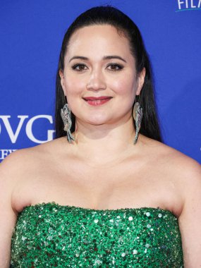 Özel yapım bir Rodarte elbisesi giyen Lily Gladstone, 4 Ocak 2024 'te Palm Springs Kongre Merkezi' nde düzenlenen 35. Palm Springs Uluslararası Film Festivali Film Ödülleri 'ne geldi.. 