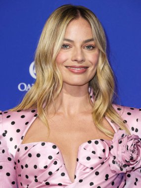 Balmain elbisesi giyen Margot Robbie, 4 Ocak 2024 'te Palm Springs Kongre Merkezi, Riverside County, Kaliforniya, ABD' de düzenlenen 35. Palm Springs Uluslararası Film Festivali Film Ödüllerine geldi..