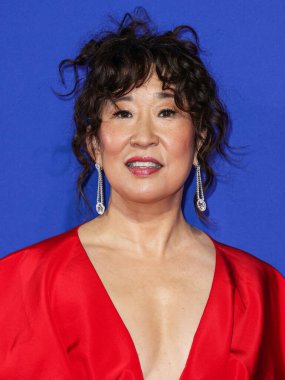Carolina Herrera elbisesi giyen Sandra Oh, 4 Ocak 2024 'te Palm Springs Kongre Merkezi, Riverside County, Kaliforniya, ABD' de düzenlenen 35. Palm Springs Uluslararası Film Festivali Film Ödüllerine geliyor..