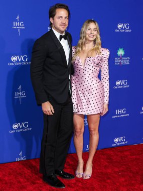 Tom Ackerley ve eşi Margot Robbie, 4 Ocak 2024 'te Palm Springs Kongre Merkezi' nde düzenlenen 35. Palm Springs Uluslararası Film Festivali Ödülleri 'ne geldiler..