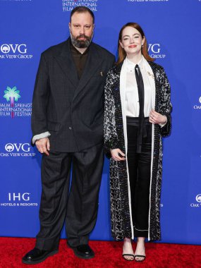 Yorgos Lanthimos ve Emma Stone, 4 Ocak 2024 'te Palm Springs, Riverside County, Kaliforniya, ABD' deki Palm Springs Kongre Merkezi 'nde düzenlenen 35..