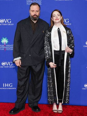 Yorgos Lanthimos ve Emma Stone, 4 Ocak 2024 'te Palm Springs, Riverside County, Kaliforniya, ABD' deki Palm Springs Kongre Merkezi 'nde düzenlenen 35..