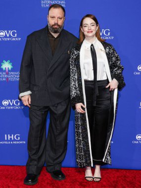 Yorgos Lanthimos ve Emma Stone, 4 Ocak 2024 'te Palm Springs, Riverside County, Kaliforniya, ABD' deki Palm Springs Kongre Merkezi 'nde düzenlenen 35..