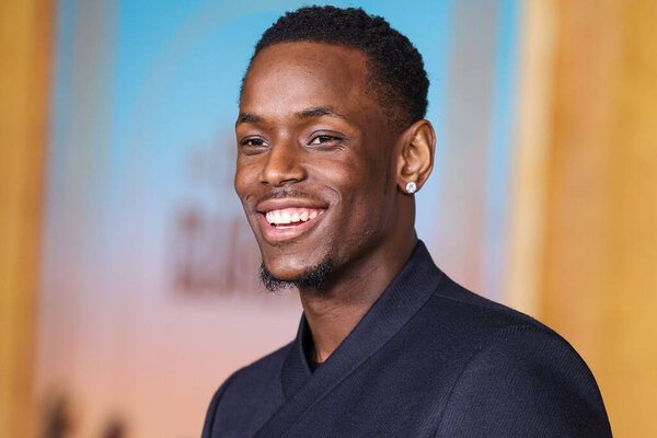 Майкл Уорд прибывает на премьеру фильма "Книга Кларенса" компании Sony Pictures в театре Дэвида Геффена в Музее киноакадемии 5 января 2024 года в Лос-Анджелесе, Калифорния, США.