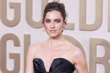 Allison Williams bir Giambattista Valli Couture elbisesi, Christian Louboutin ayakkabıları, bir Mach ve Mach debriyajı ve Cartier mücevherleri giyerek Beverly Hilton Hotel 'de 7 Ocak 2024' te düzenlenen 81.