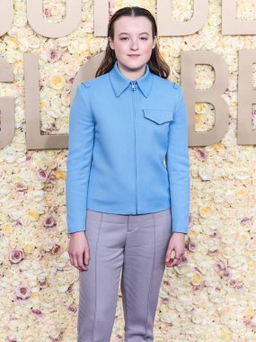 Prada giyen Bella Ramsey, 7 Ocak 2024 'te Beverly Hilton Oteli' nde düzenlenen 81. Yıllık Altın Küre Ödülleri 'ne geliyor..