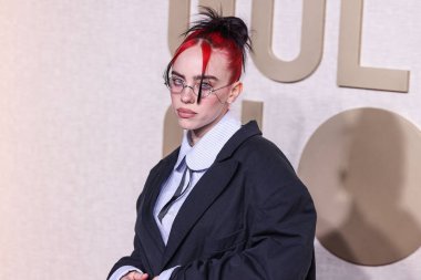 Billie Eilish, Assael ve Anita Ko 'nun mücevherleriyle Willy Chavarria takıyor, ayrıca Oliver Peoples gözlükleri 7 Ocak 2024' te Beverly Hilton Oteli 'nde düzenlenen 81.