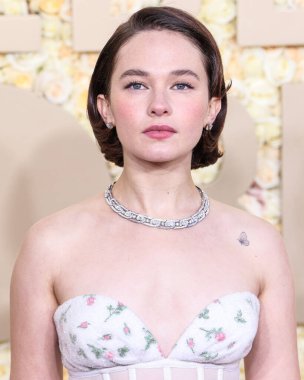 Miu Miu elbisesi ve Bulgari mücevheri giyen Cailee Spaeny, 7 Ocak 2024 'te Beverly Hilton Oteli' nde düzenlenen 81..