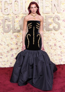 Dua Lipa 'nın özel bir Schiaparelli elbisesi, Jimmy Choo ayakkabıları ve Tiffany and Co. mücevherleri, Beverly Hilton Hotel' de 7 Ocak 2024 'te düzenlenen 81..