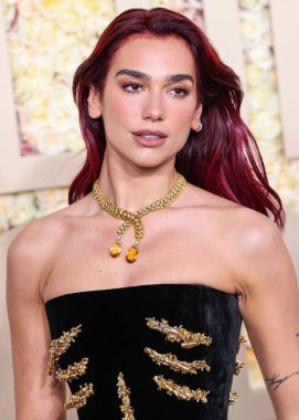 Dua Lipa 'nın özel bir Schiaparelli elbisesi, Jimmy Choo ayakkabıları ve Tiffany and Co. mücevherleri, Beverly Hilton Hotel' de 7 Ocak 2024 'te düzenlenen 81..
