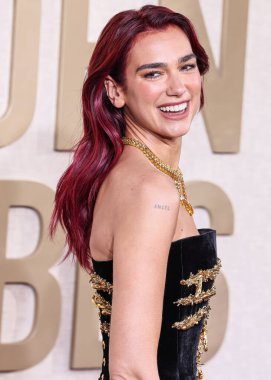 Dua Lipa 'nın özel bir Schiaparelli elbisesi, Jimmy Choo ayakkabıları ve Tiffany and Co. mücevherleri, Beverly Hilton Hotel' de 7 Ocak 2024 'te düzenlenen 81..