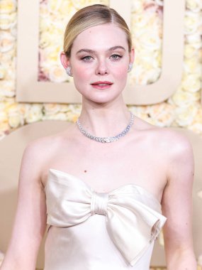 Elle Fanning 1960 yılından kalma eski / arşiv Pierre Balmain marka bir elbise, Jimmy Choo ayakkabıları ve Cartier mücevherleri ile 7 Ocak 2024 'te Beverly Hilton Hotel' de düzenlenen 81.