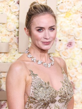 Emily Blunt Alexander McQueen elbisesi, Jimmy Choo ayakkabıları ve debriyajı ile Tiffany & Co. mücevherleri 7 Ocak 2024 'te Beverly Hilton Oteli' nde düzenlenen 81.