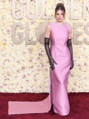 Hailee Steinfeld, Boucheron mücevherleriyle Prada görünümü takarak 7 Ocak 2024 'te Beverly Hilton Hotel' de düzenlenen 81. Altın Küre Ödülleri 'ne ulaştı.. 