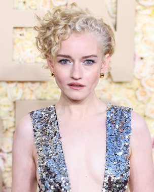 Gucci giyen Julia Garner, Beverly Hilton Oteli 'nde 7 Ocak 2024' te düzenlenen 81. Yıllık Altın Küre Ödülleri 'ne geliyor..