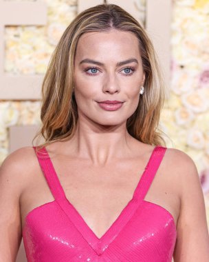 7 Ocak 2024 'te Beverly Hilton Oteli' nde düzenlenen 81. Yıllık Altın Küre Ödülleri 'ne Giorgio Armani Prive marka sıcak pembe bir elbiseyle ve Manolo Blahnik ayakkabılarıyla gelen Margot Robbie geldi.. 