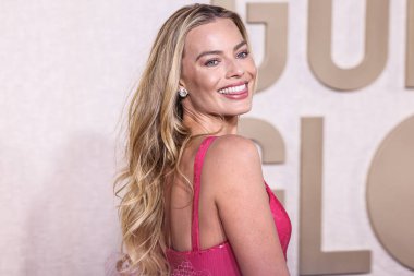 7 Ocak 2024 'te Beverly Hilton Oteli' nde düzenlenen 81. Yıllık Altın Küre Ödülleri 'ne Giorgio Armani Prive marka sıcak pembe bir elbiseyle ve Manolo Blahnik ayakkabılarıyla gelen Margot Robbie geldi.. 