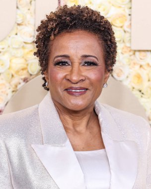 Christian Siriano smokin giyen Wanda Sykes, 7 Ocak 2024 'te Beverly Hilton Oteli' nde düzenlenen 81. Altın Küre Ödülleri 'ne geldi..