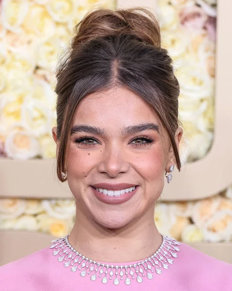 Hailee Steinfeld, Boucheron mücevherleriyle Prada görünümü takarak 7 Ocak 2024 'te Beverly Hilton Hotel' de düzenlenen 81. Altın Küre Ödülleri 'ne ulaştı.. 