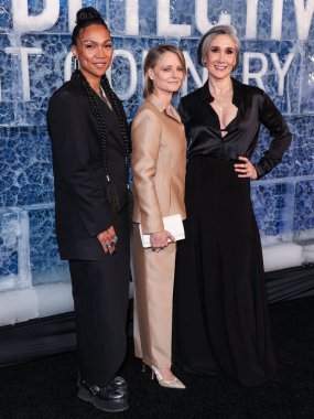 Kali Reis, Jodie Foster ve Issa Lopez, 9 Ocak 2024 'te Hollywood, Los Angeles, Kaliforniya, ABD' de Paramount Pictures Studios 'taki Paramount Theatre' da düzenlenen HBO 'nun Gerçek Dedektifi' nin Los Angeles Premiere 'ine geldiler..