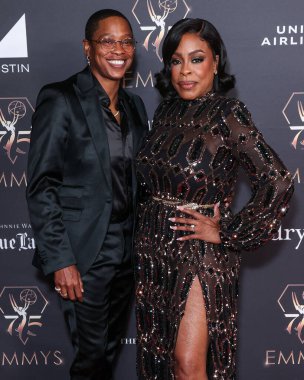 Jessica Betts ve eşi Niecy Nash Betts, 13 Ocak 2024 'te Los Angeles Los Angeles' taki JW Marriott LiVE Platinum Balo Salonu 'nda düzenlenen 75..