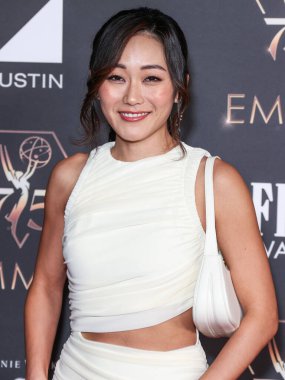Karen Fukuhara, 13 Ocak 2024 tarihinde Los Angeles Los Angeles 'taki JW Marriott Live Platinum Balo Salonu' nda düzenlenen 75. Geleneksel Adaylar Emmy Ödülleri törenine geliyor..