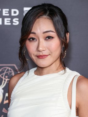 Karen Fukuhara, 13 Ocak 2024 tarihinde Los Angeles Los Angeles 'taki JW Marriott Live Platinum Balo Salonu' nda düzenlenen 75. Geleneksel Adaylar Emmy Ödülleri törenine geliyor..