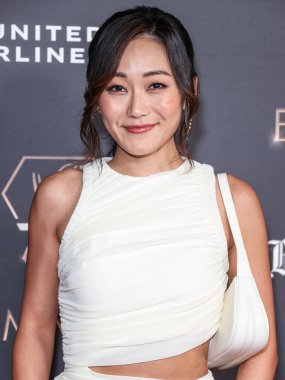 Karen Fukuhara, 13 Ocak 2024 tarihinde Los Angeles Los Angeles 'taki JW Marriott Live Platinum Balo Salonu' nda düzenlenen 75. Geleneksel Adaylar Emmy Ödülleri törenine geliyor..